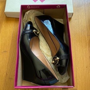 Naturalizer Peep toe wedge pump